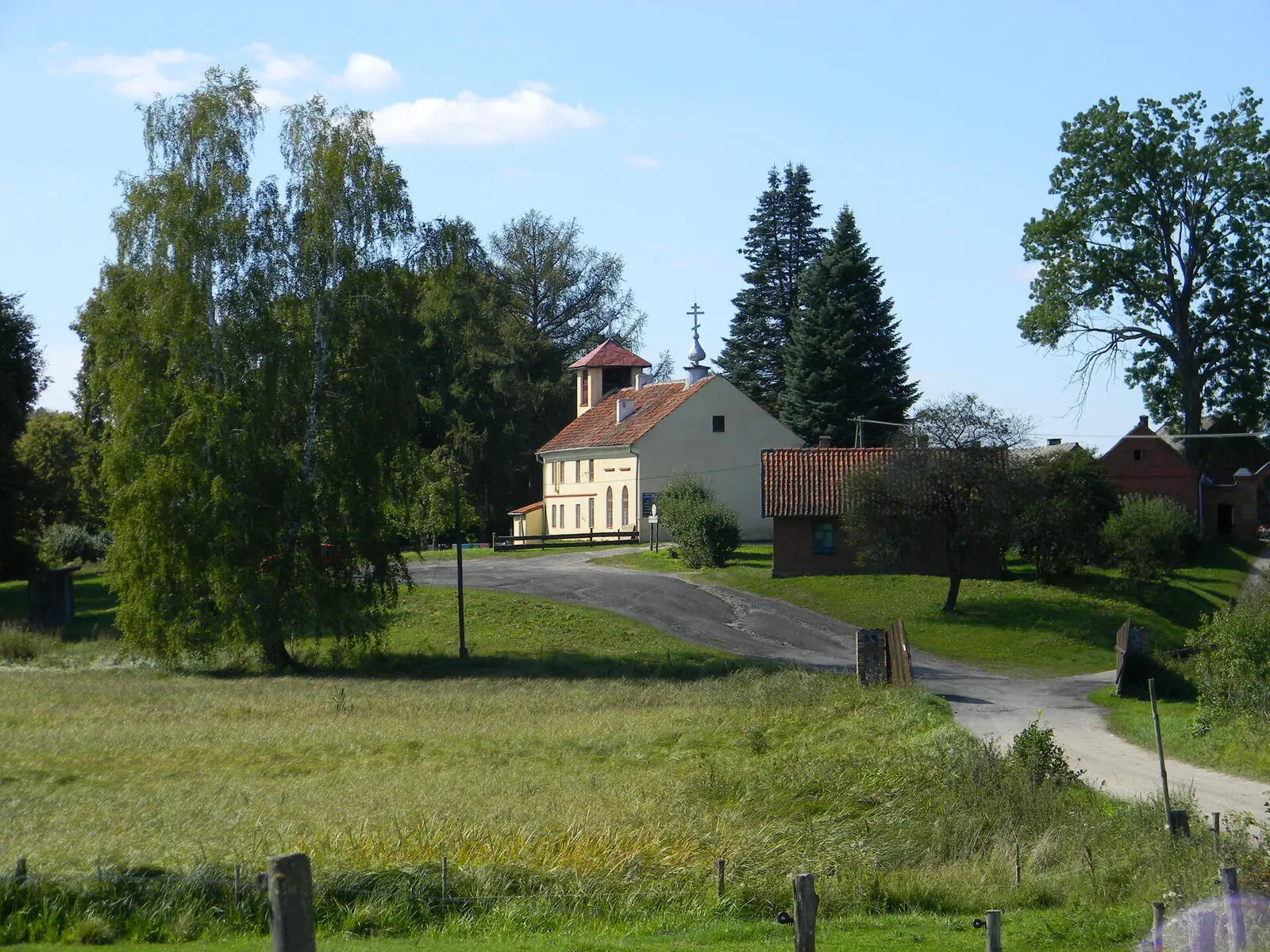 In Wojnowo statten Sie dem Kloster einen Besuch ab.