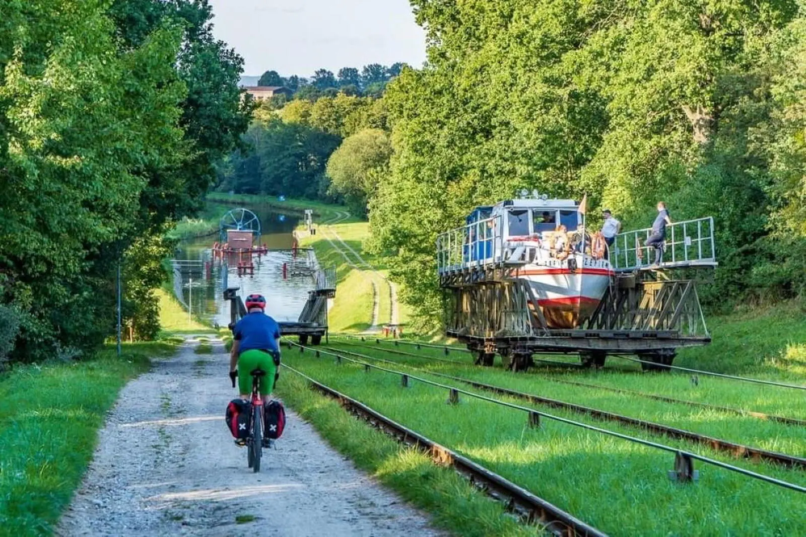 ...wo Sie bestaunen können, wie Schiffe über den Berg befördert werden