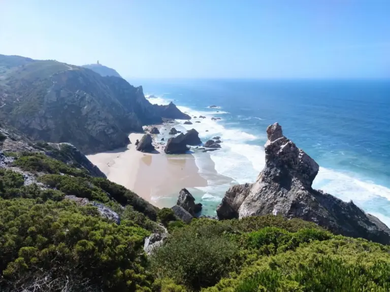 Sie wandern entlang der malerischen Küste im Naturpark Sintra-Cascais