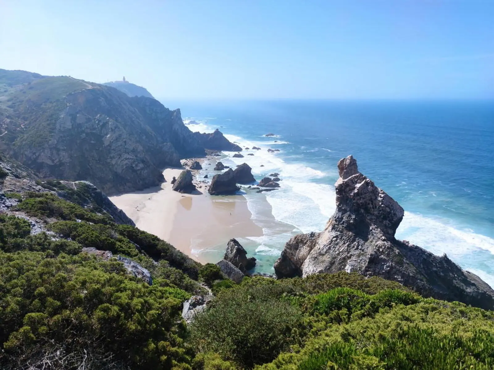 Sie wandern entlang der malerischen Küste im Naturpark Sintra-Cascais