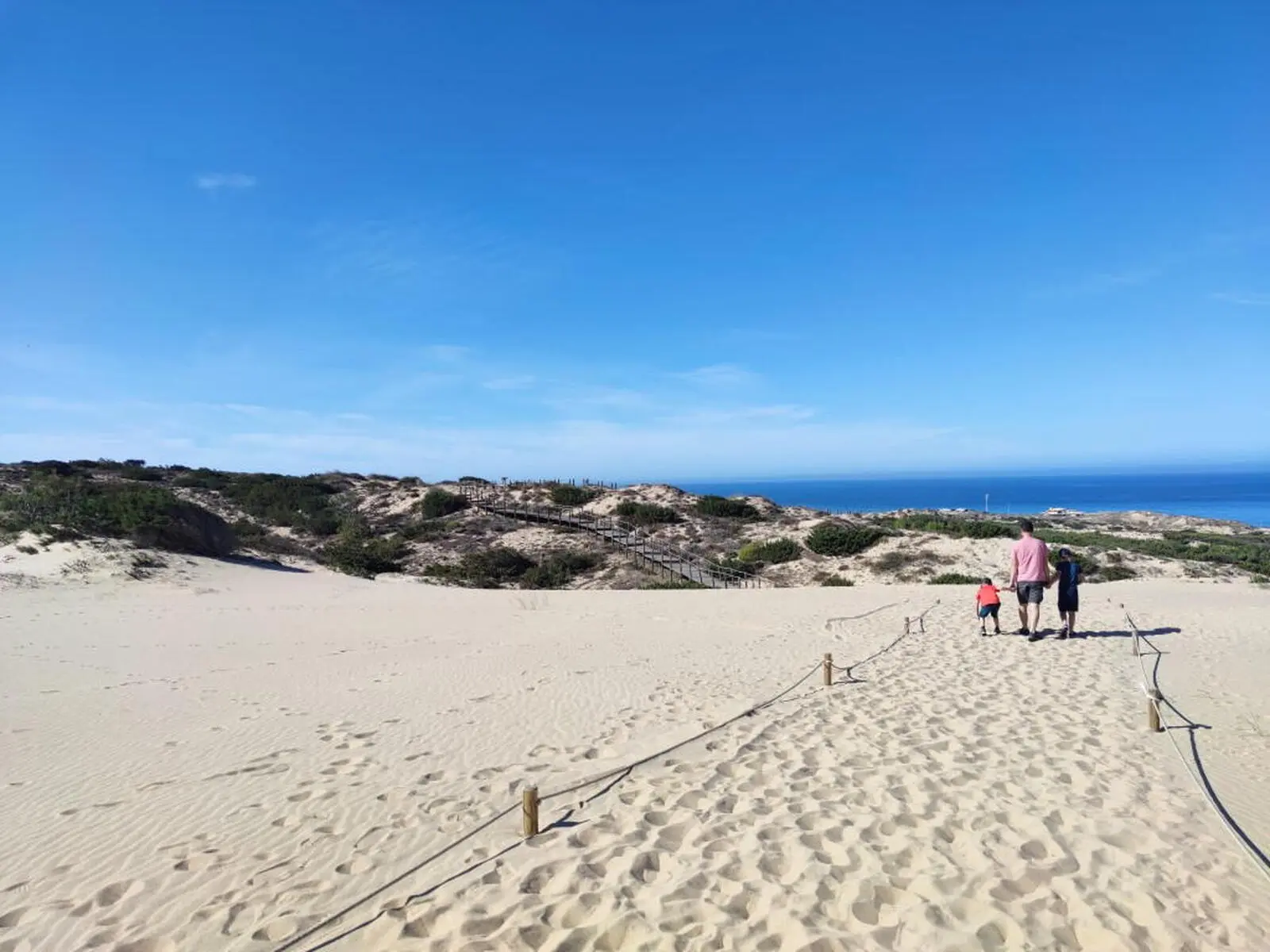 Der Atlantik-Weg führt Sie zu den Wanderdünen am Strand von Guincho.