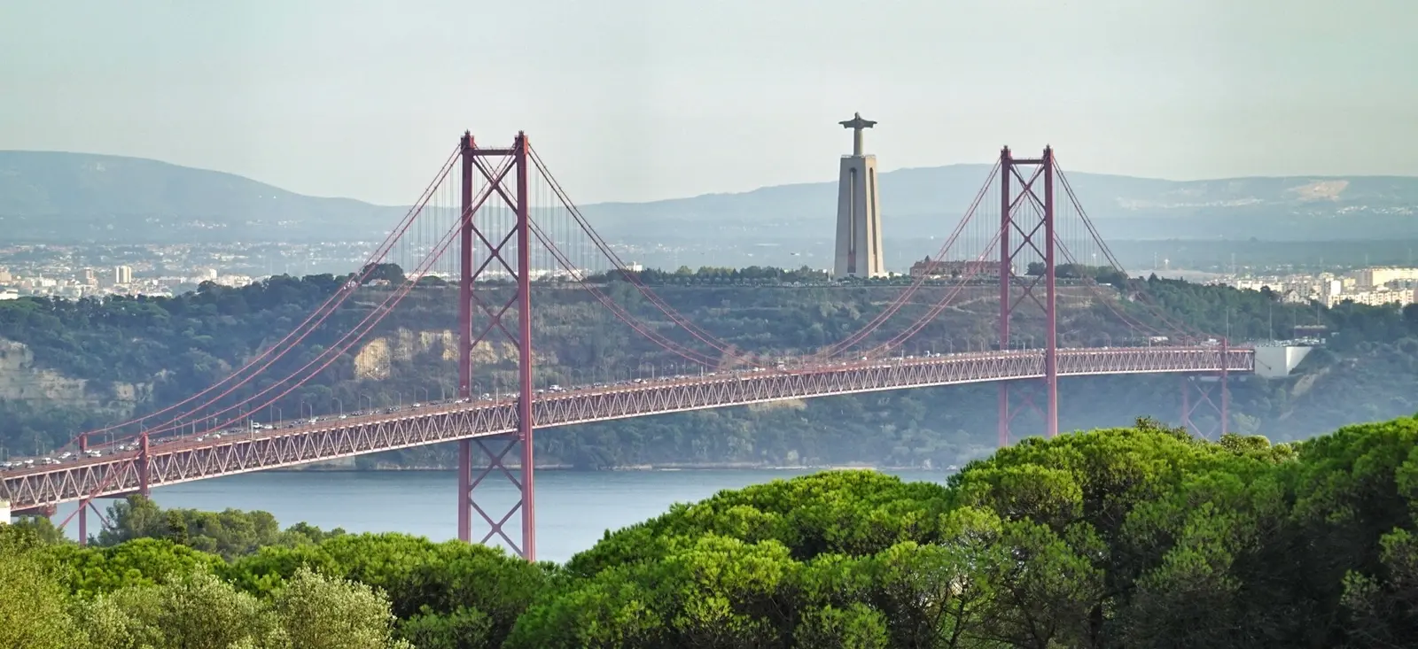 Von Nah und Fern ein Eyecatcher & Wahrzeichen Lissabons "Ponte 25 de abril"
