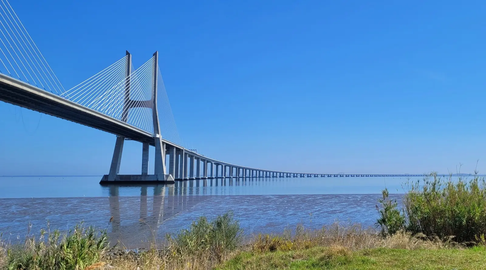 Auf der beeindruckenden Ponte "Vasco da Gama" startet der HM und die 8,5km 