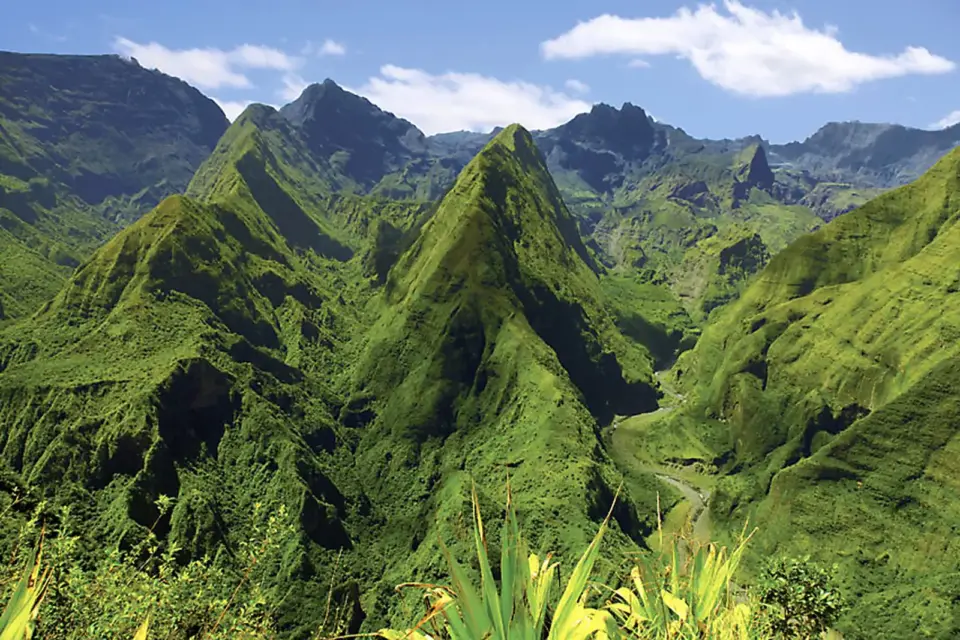 Auf Panoramapfaden zwischen Vulkanen und grünen Talkesseln