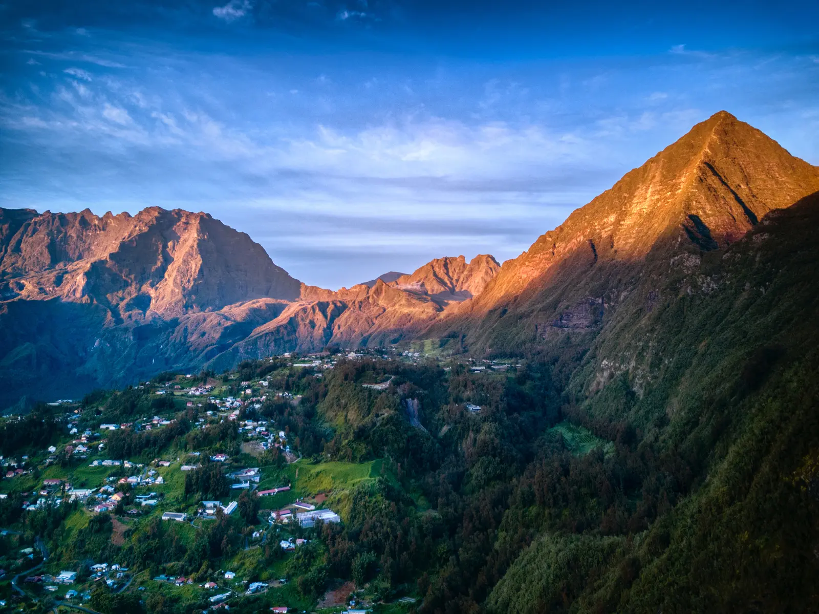 Sonnenaufgang über dem Talkessel Salazie (Foto: Dronecopters)