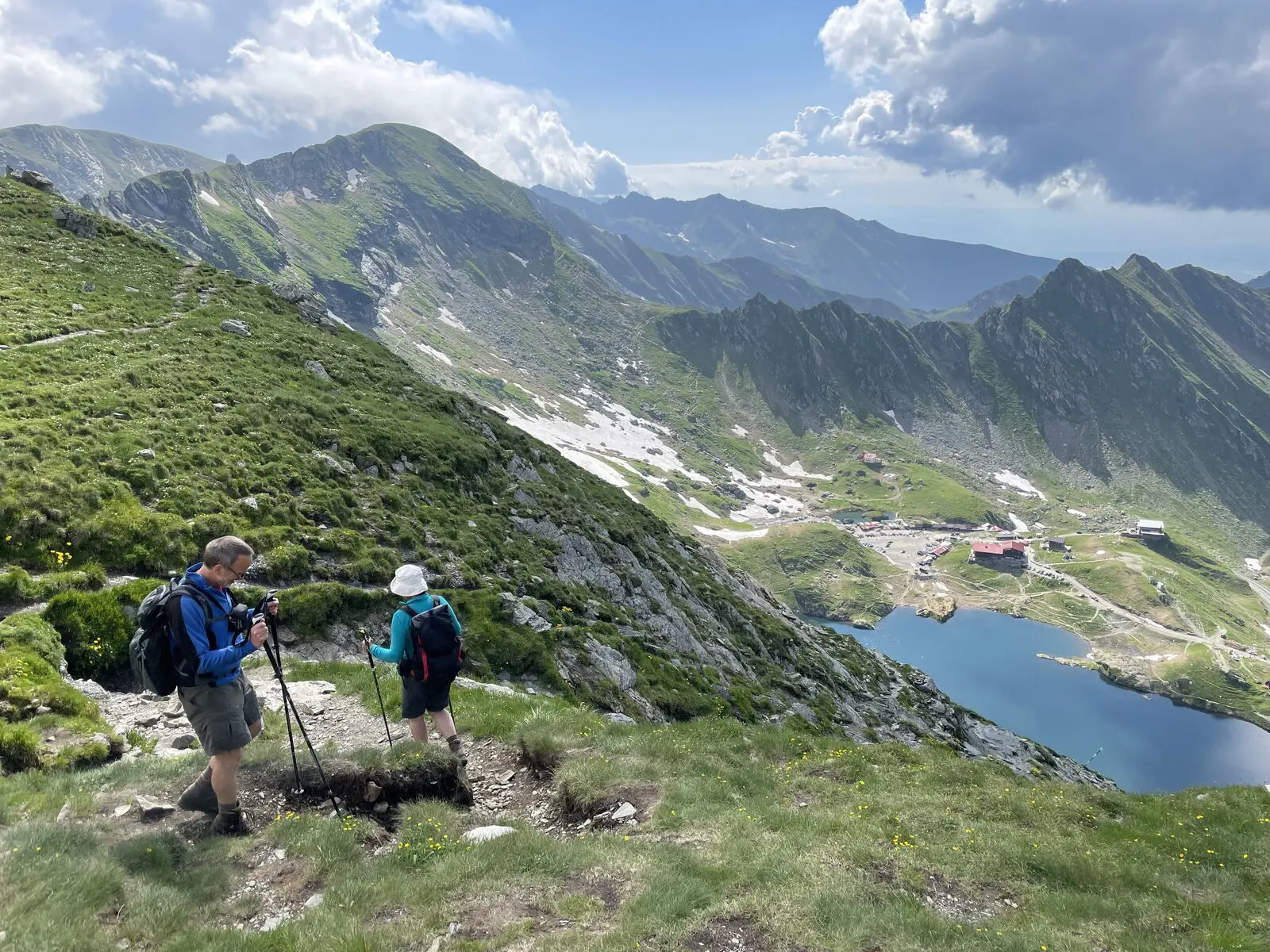 Vorbei am Gämsensee geht es optional zum Gipfel Vanatoarea Iui Buteanu 