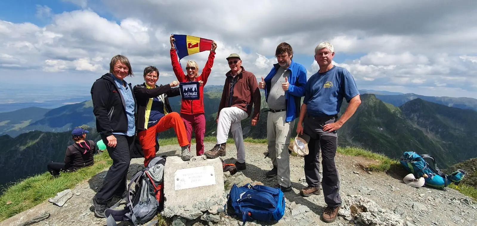 Fogarascher Berge - Teilnehmer mit Reiseleiterin Elke auf dem Gipfel Vanatoarea Iui Buteanu 