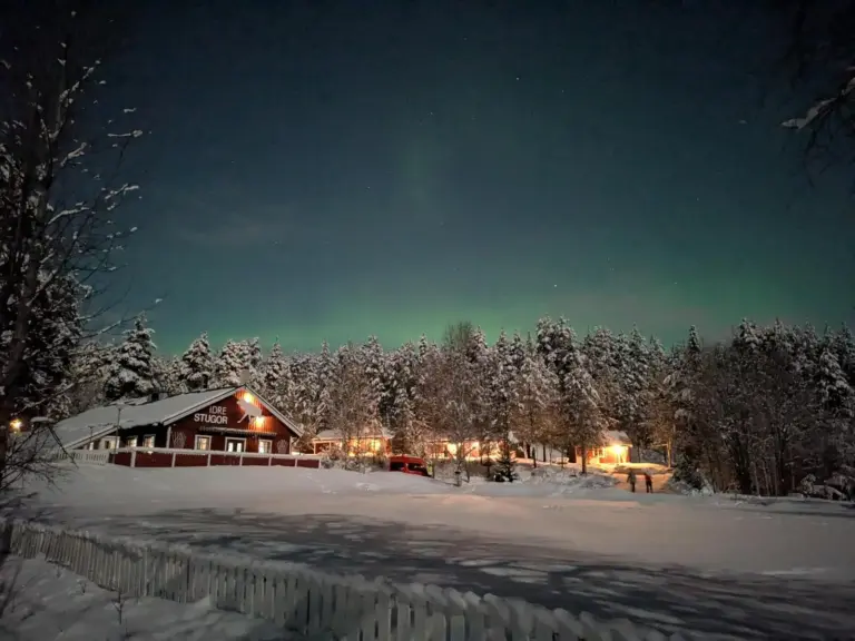 Wintercamp unter Polarlicht