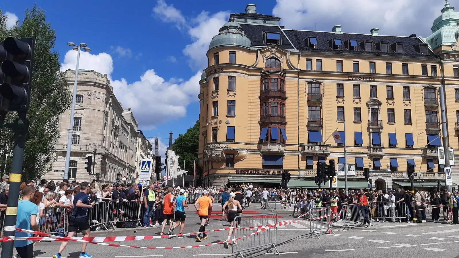 Begeisterte Zuschauer an jeder Straßenecke