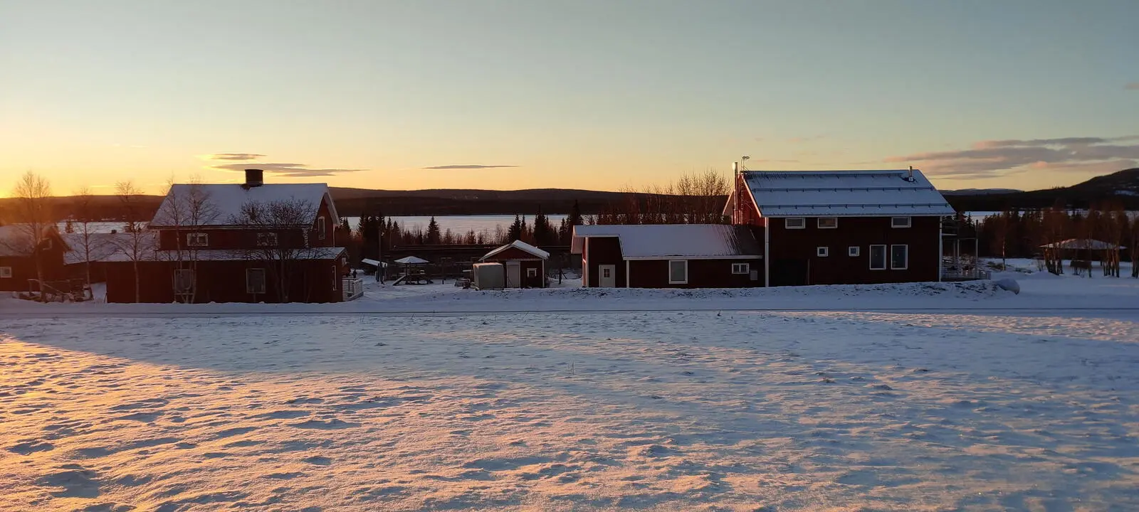 Die Huskyfarm von Jürg und Simone  im Abendlicht