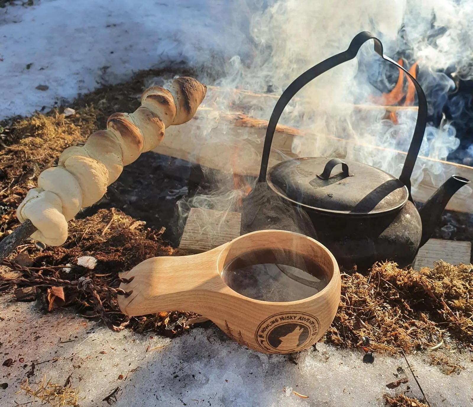 Zeit für eine Verschnaufpause am Lagerfeuer im Schnee.