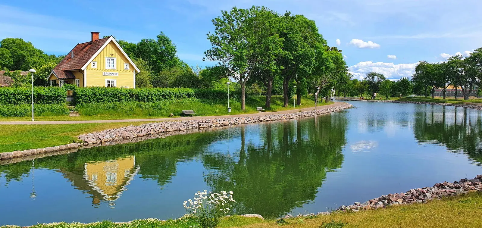 Unsere Unterkunft liegt direkt am malerischen Göta Kanal