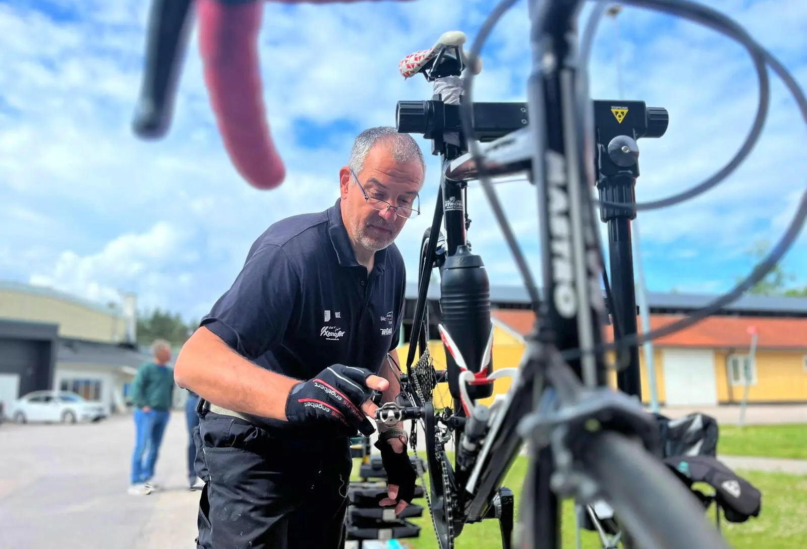 Finaler Kurzcheck für's Radl - dafür haben wir unseren Radtechniker an Bord