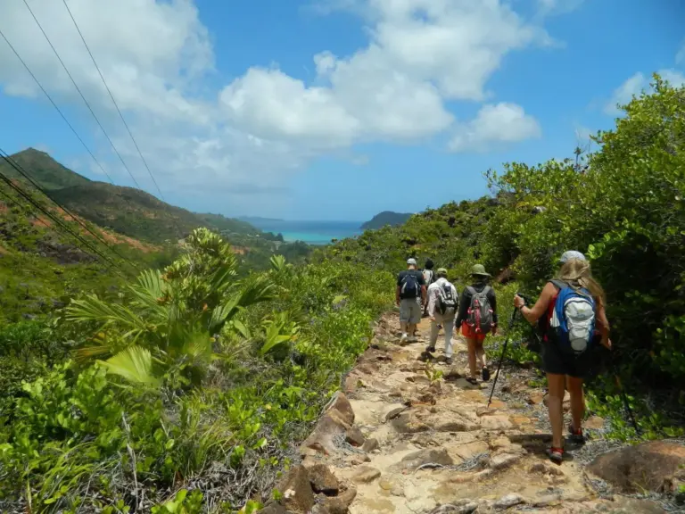 Küstenwanderung zum Strand Anse Major auf der Insel Mahé, der ersten Insel