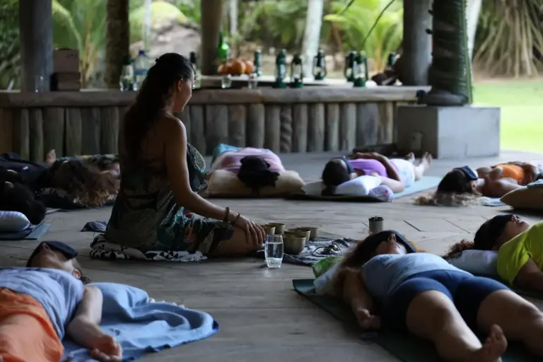 Die Yoga-Sessions finden bei traumhafter Kulisse meist draußen statt