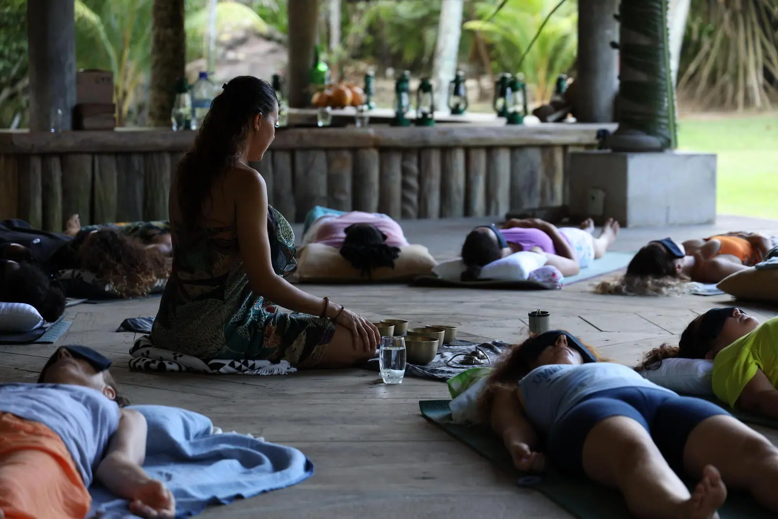 Die Yoga-Sessions finden bei traumhafter Kulisse meist draußen statt