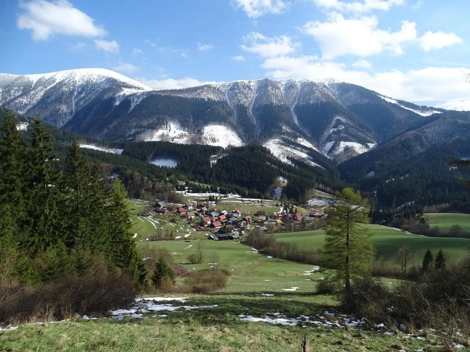 Hier im Dorf Stefanova im malerischen Vratnatal befindet sich Ihre Pension