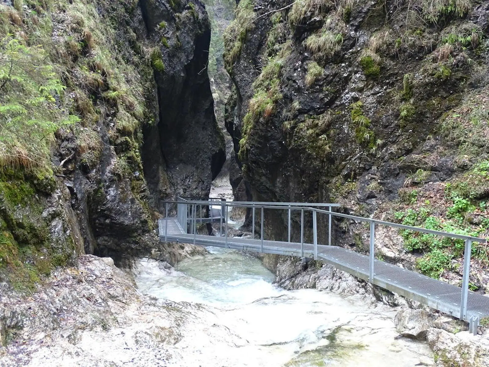 Die wasserreichen Schluchten befinden sich ganz in der Nähe von Stefanova
