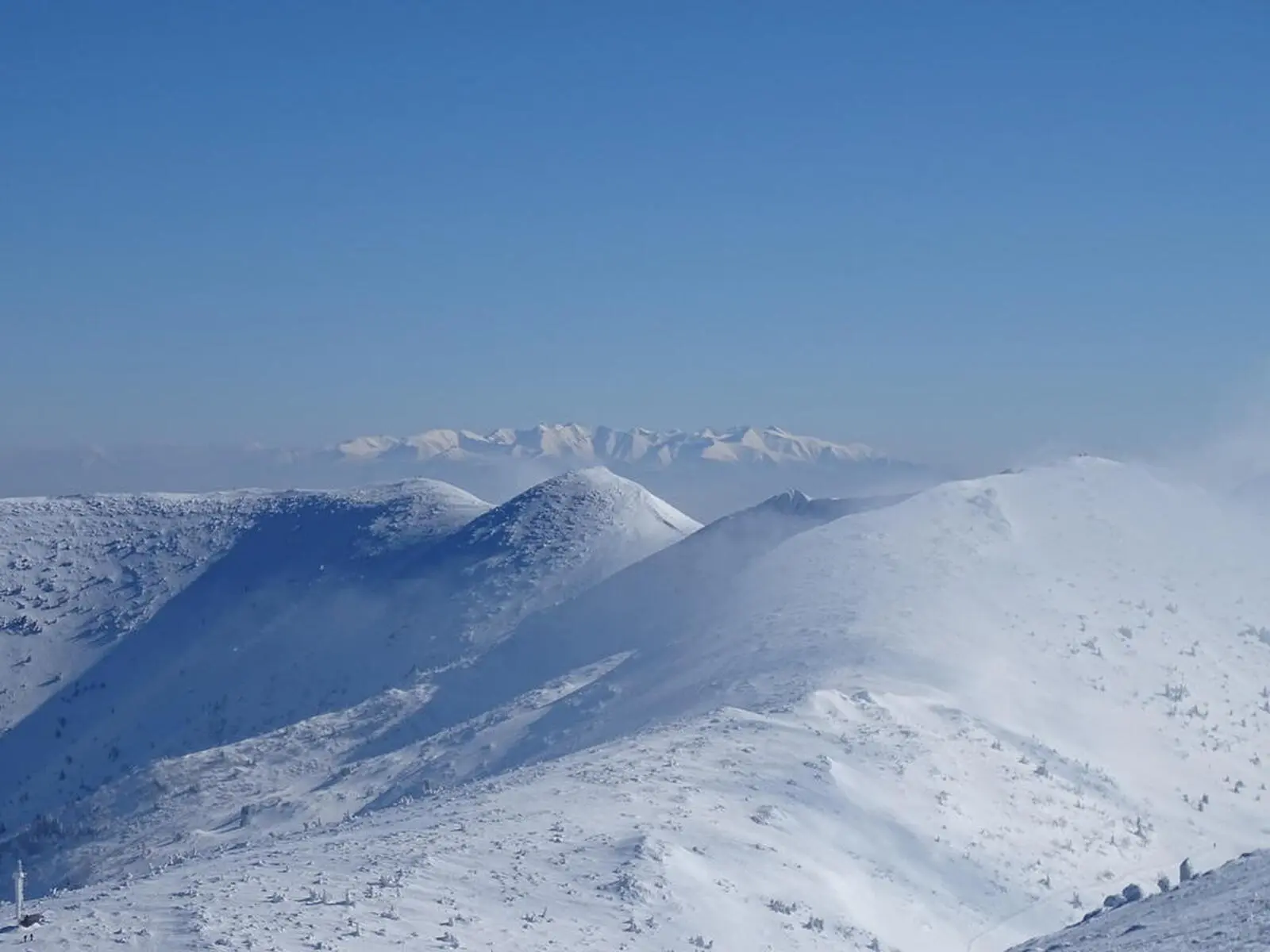 In der Ferne zeigen sich die Zweitausender der Hohen Tatra
