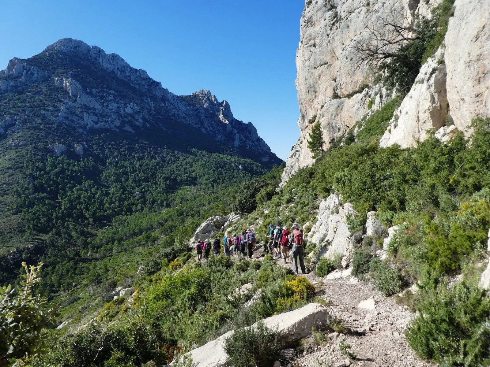 Schmale Pfade führen Sie zu Beginn der Reise zum Peña Roc