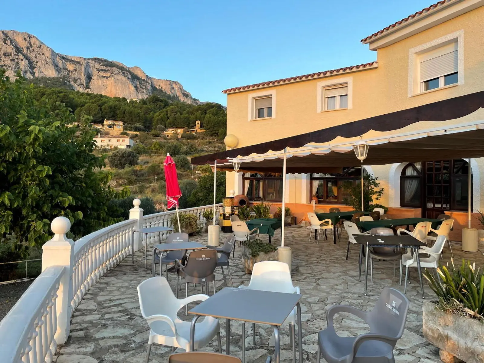 Das familiengeführte Gasthaus ist exclusiv für unsere Gruppen reserviert. Von der Terrasse genießen Sie den Blick über Berge und Meer