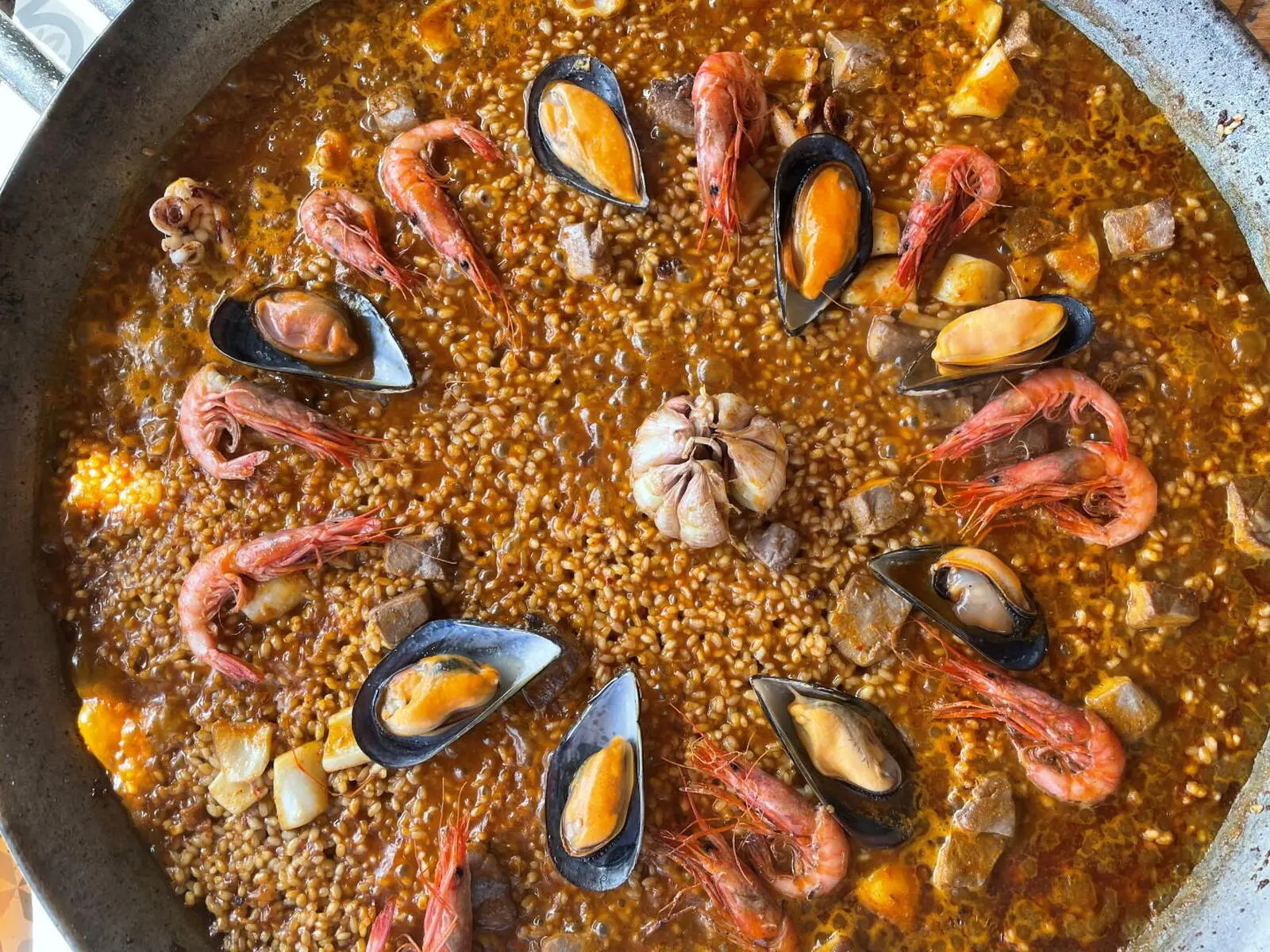 Kommen Sie am Abend in den Genuss von valencianischen Köstlichkeiten, wie bspw. einer Spanischen Paella