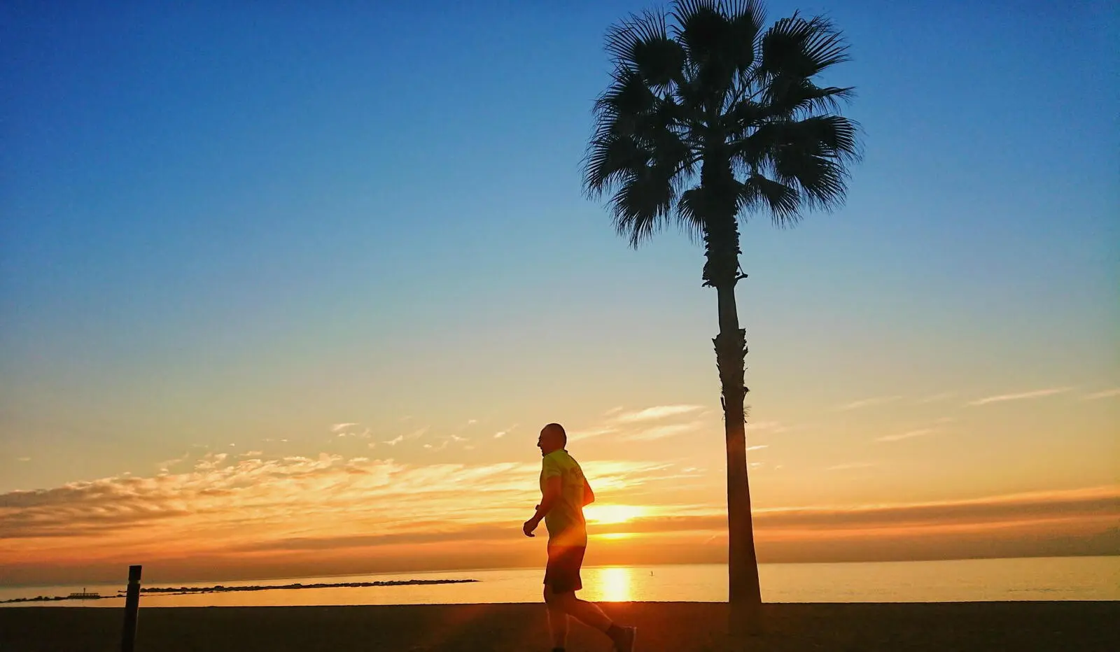 Zum Sonnenaufgang geht es frühmorgendlich an den Strand - schönstes Erwachen.