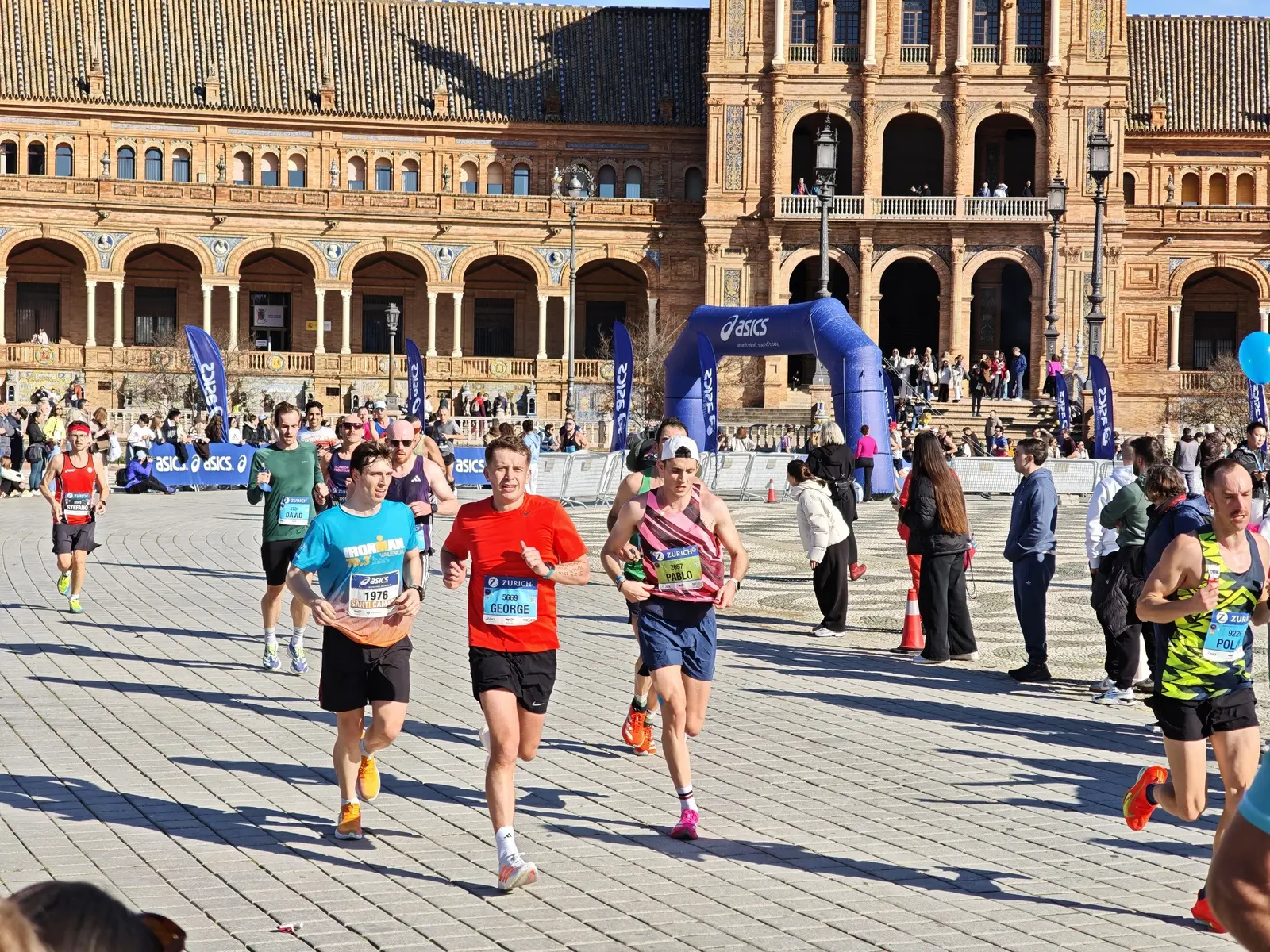 Der Lauf verbindet etliche Stadt-Higlights. Hier der Spanische Platz. 