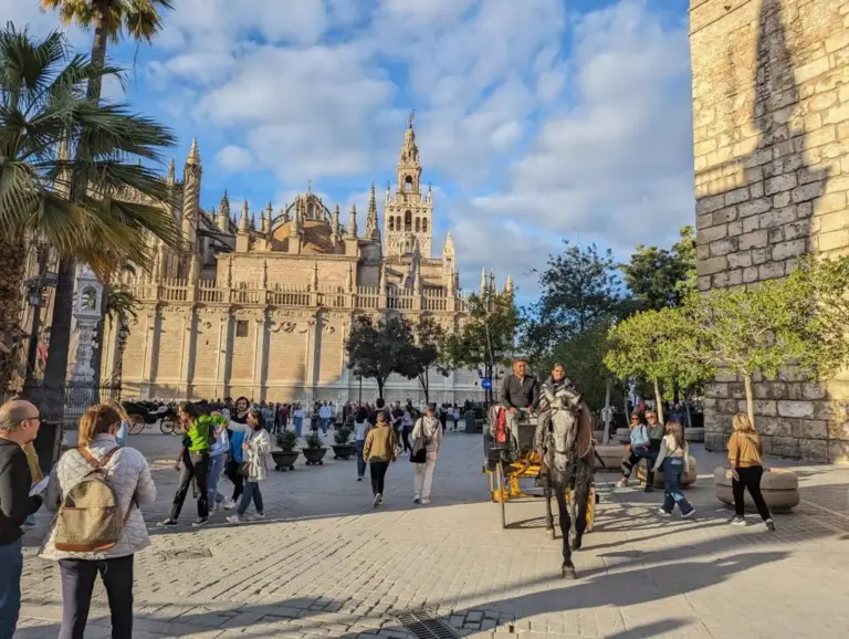 Reiseauftakt durch die Altstadt von Sevilla, mit Tapas und einem Weinchen