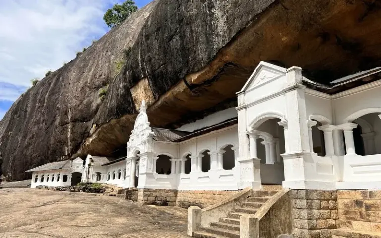 Ausflug zum Höhlentempel, Einführung in Batikkunst und Schnupper-Yoga 