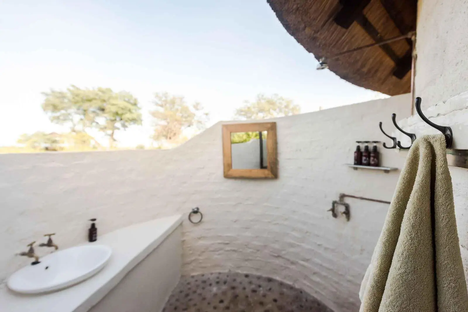 Ein ganz anderes Badezimmer-Gefühl erleben. (© Africa On Foot)