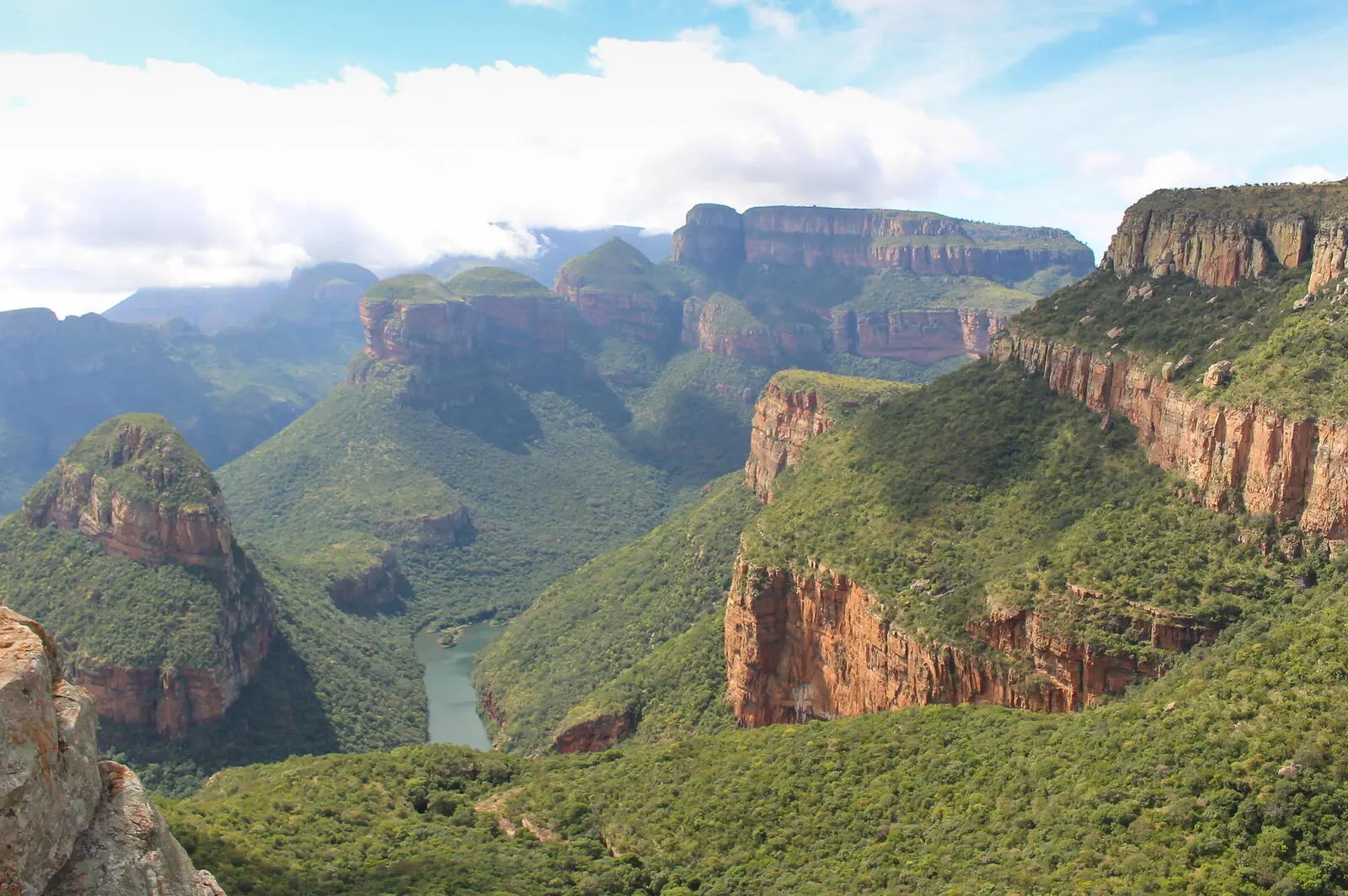Blyde River Canyon, der drittgrößte Canyon der Welt, ist bis zu 800 m tief
