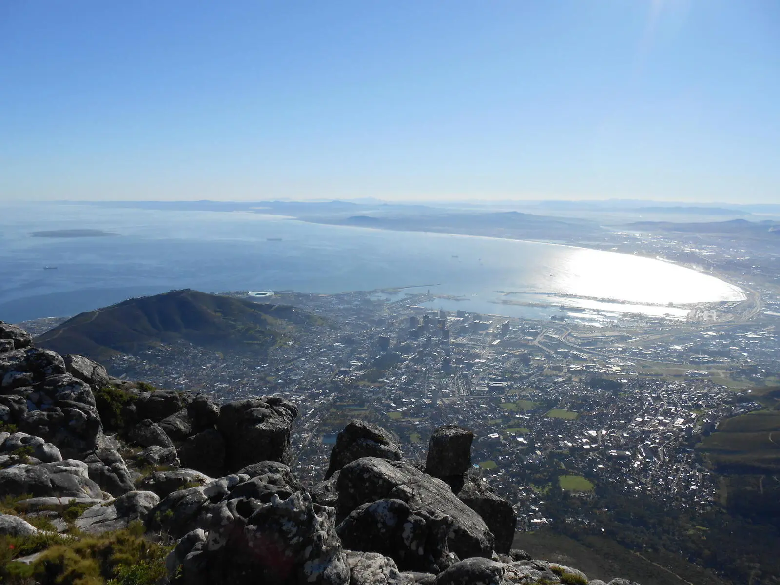 Ausblick vom Tafelberg mit Robben Island im Hintergrund