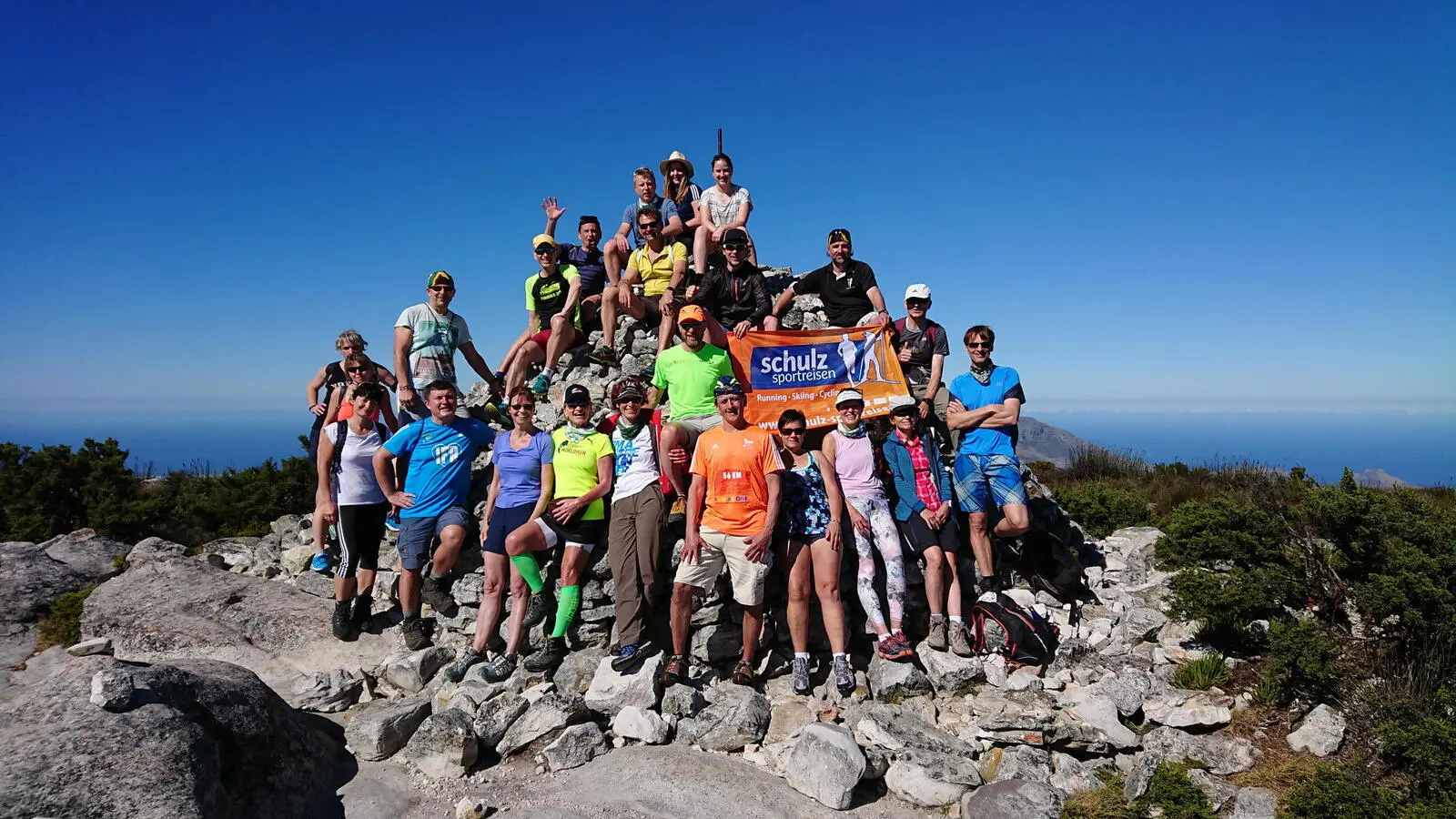 Auf dem höchsten Punkt des Tafelberg, dem Maclear’s Beacon auf 1087m ü.d.M.. Hier mit unserer fantastischen Reisegruppe 2018 .