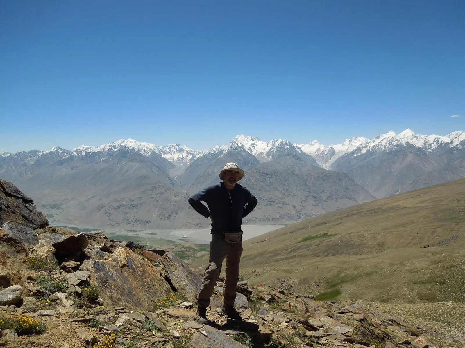Sie fahren durch den tadschikischen Teil des Wachan-Korridors mit Panoramablick auf den Hindukusch