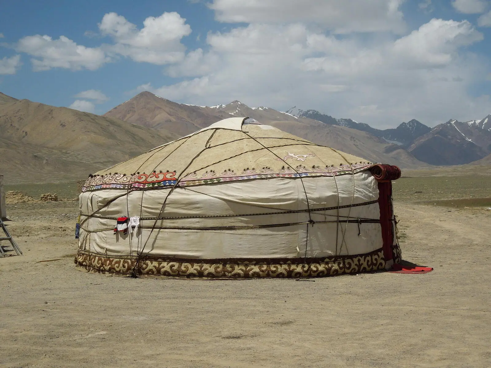 Im Ostpamir leben viele kirgische Nomaden noch in den traditionellen Jurten