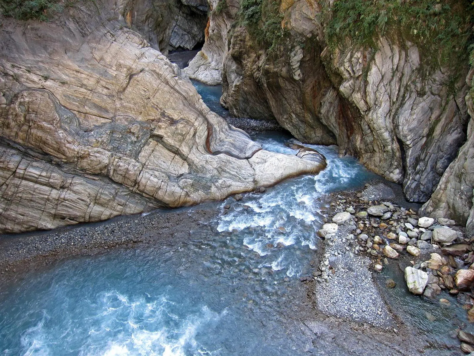 Gewaltige Marmorwände flankieren die eindrucksvolle Tarako-Schlucht.