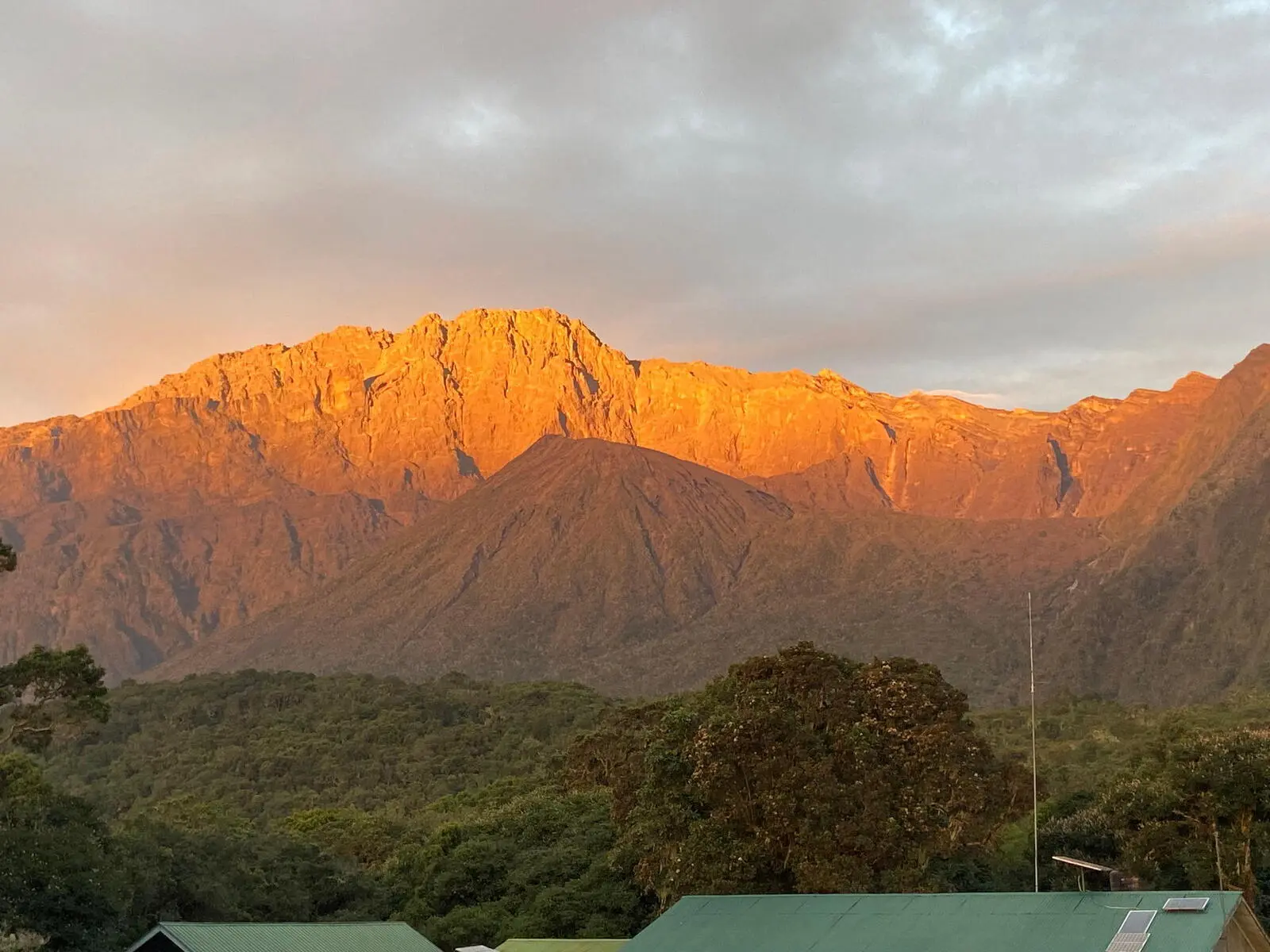 Zum Sonnenaufgang wirken die Massive malerisch