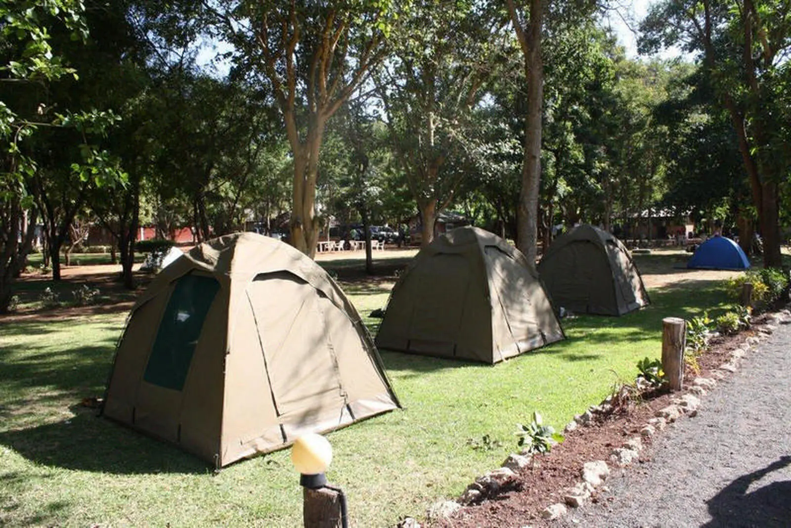 Sie übernachten auf Campingplatzen in 2-Personen-Zelten oder...
