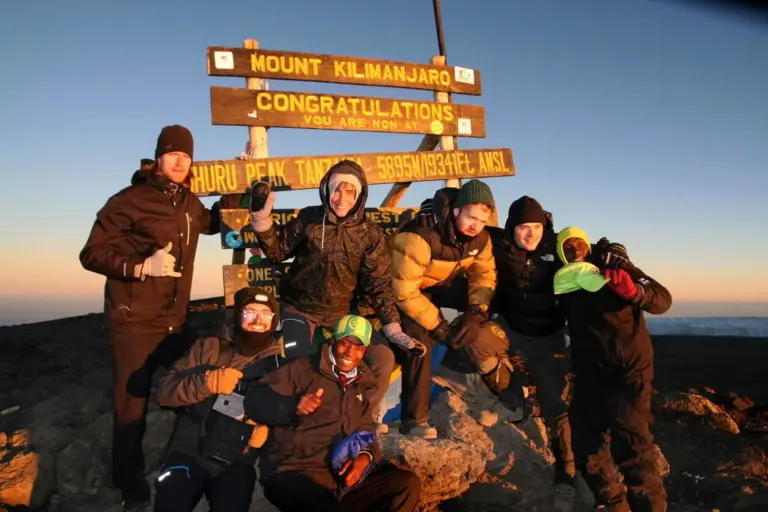 Der Uhuru-Peak. Beste Laune mit Gipfelschild im Rücken