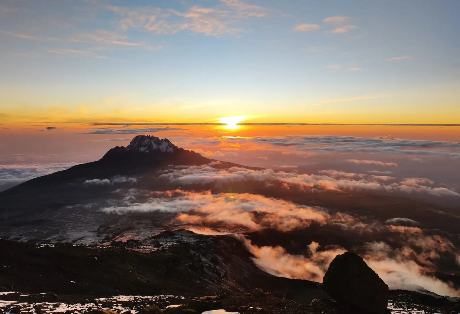 Pünktlich zum Sonnenaufgang sind Sie auf dem Uhuru Peak