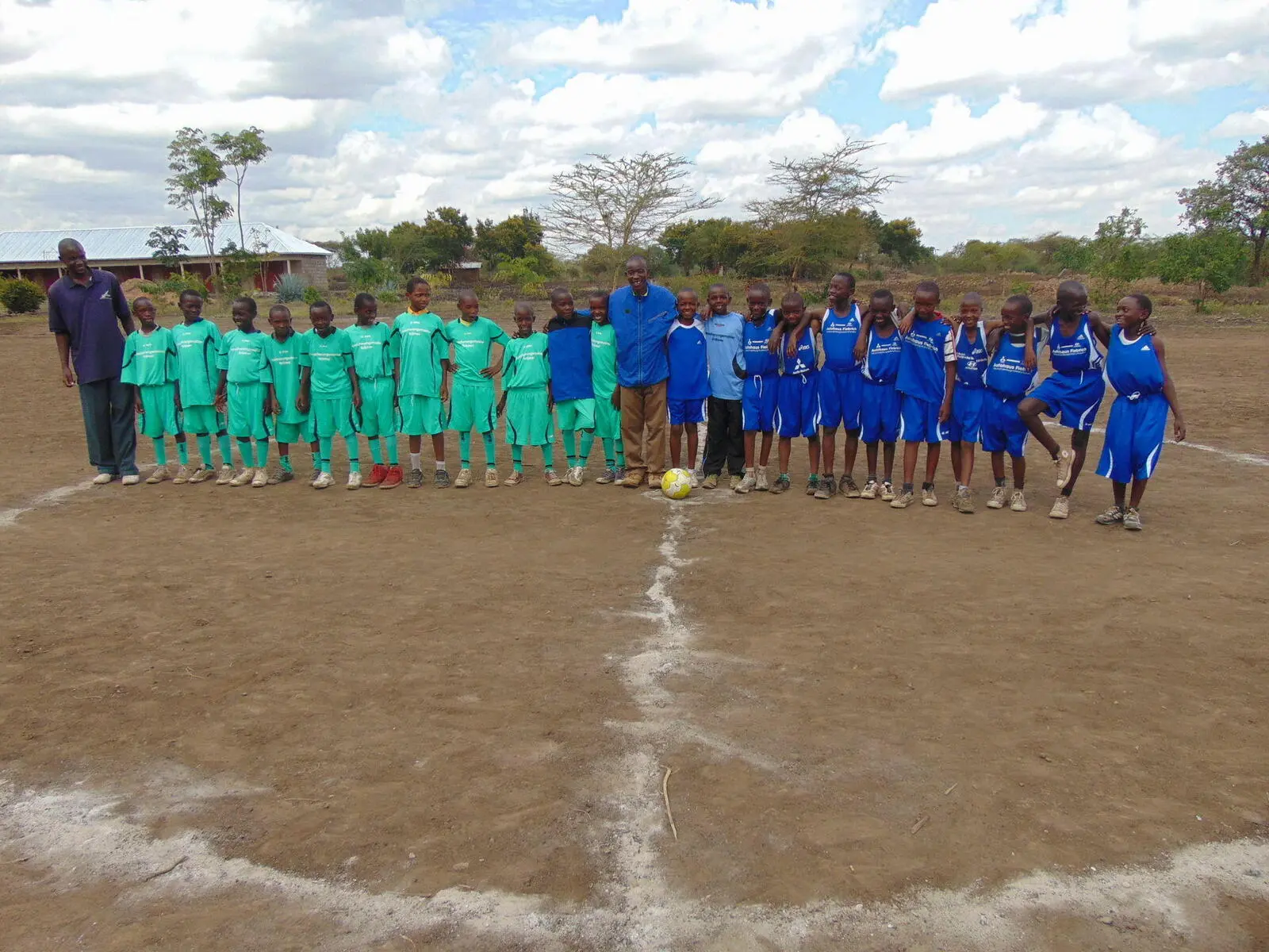 Februar 2016: Übergabe neuer Sportplatz an der Grundschule Nganana. 
