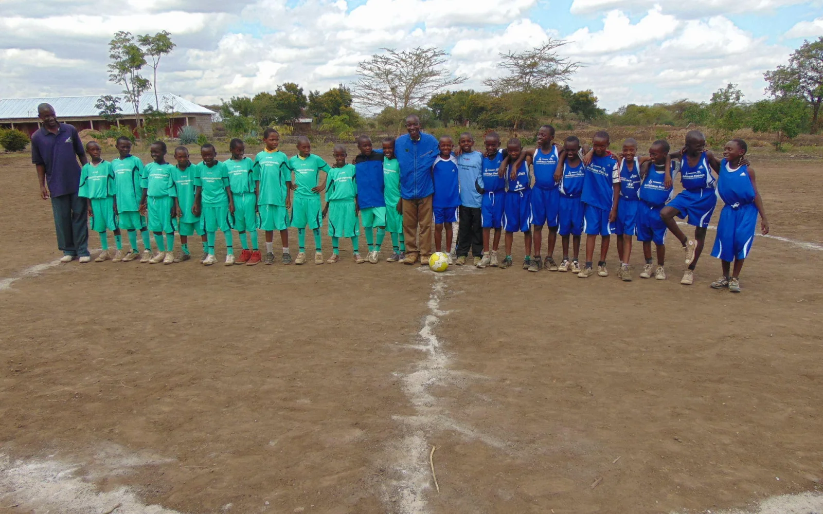Februar 2016: Übergabe neuer Sportplatz an der Grundschule Nganana. 