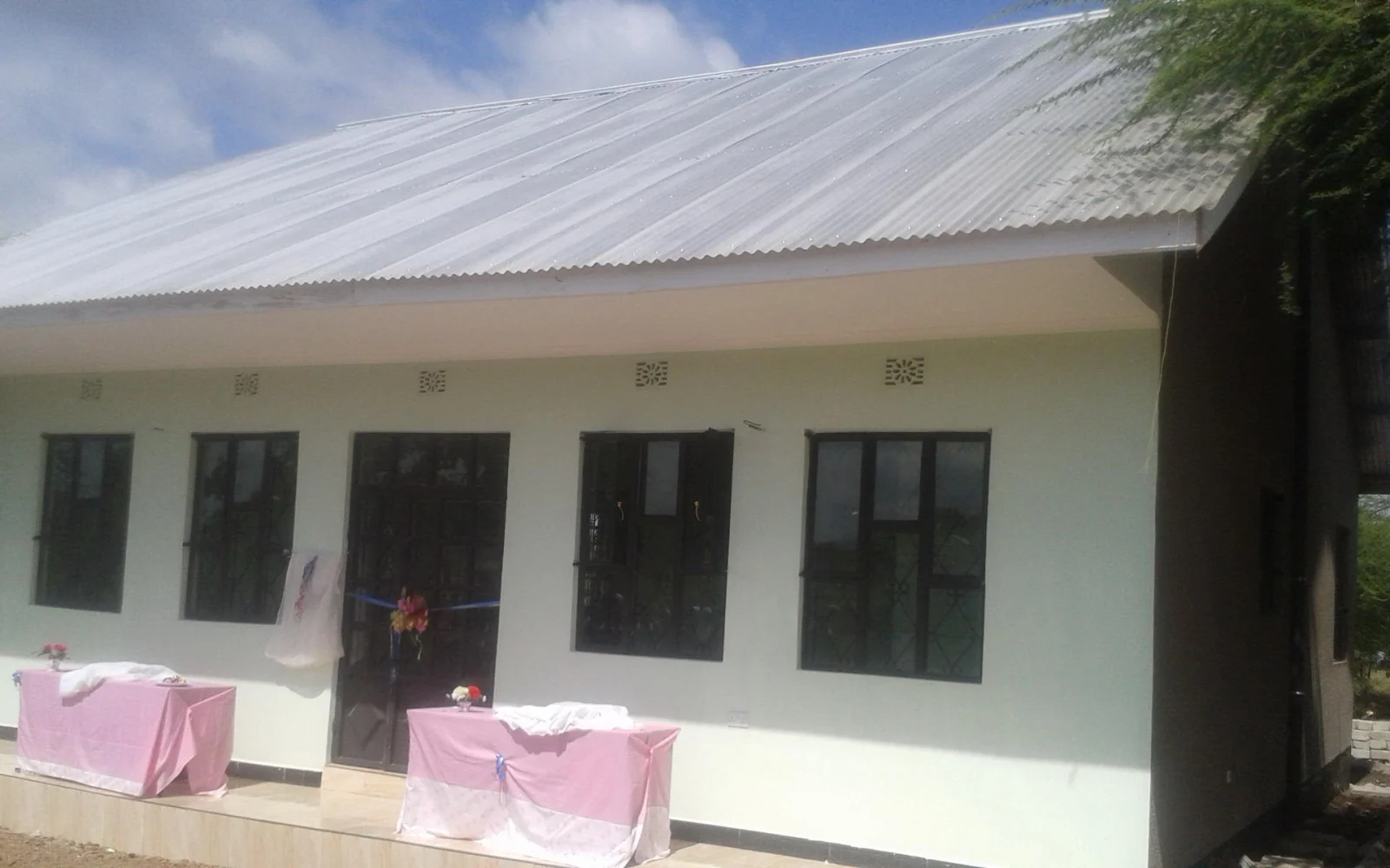 9. Juni 2016: Übergabe Hostel für Sekundarschule Kikwe (Bauzeit 7 Monate) Kikwe
