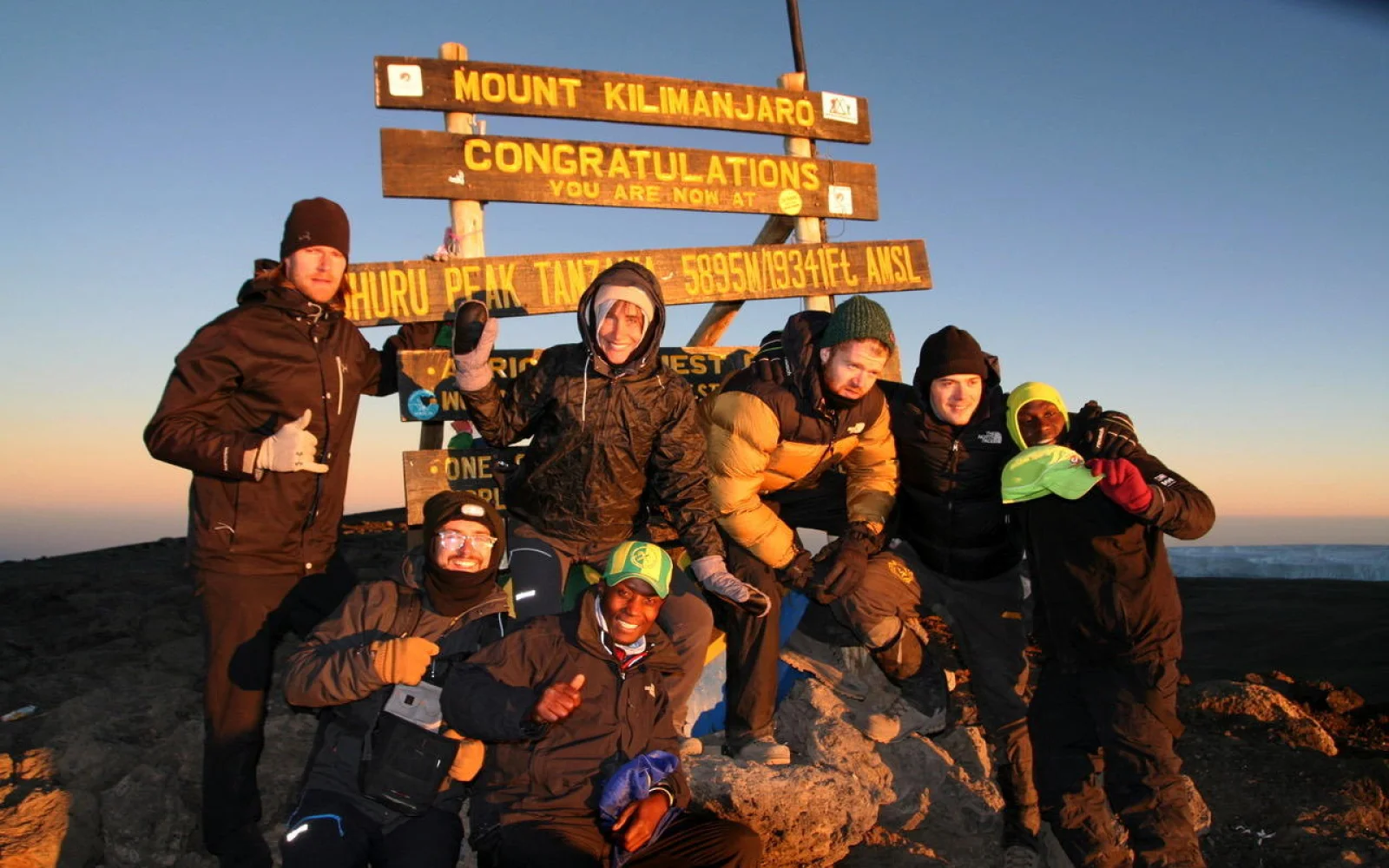 Der Uhuru-Peak. Beste Laune mit Gipfelschild im Rücken