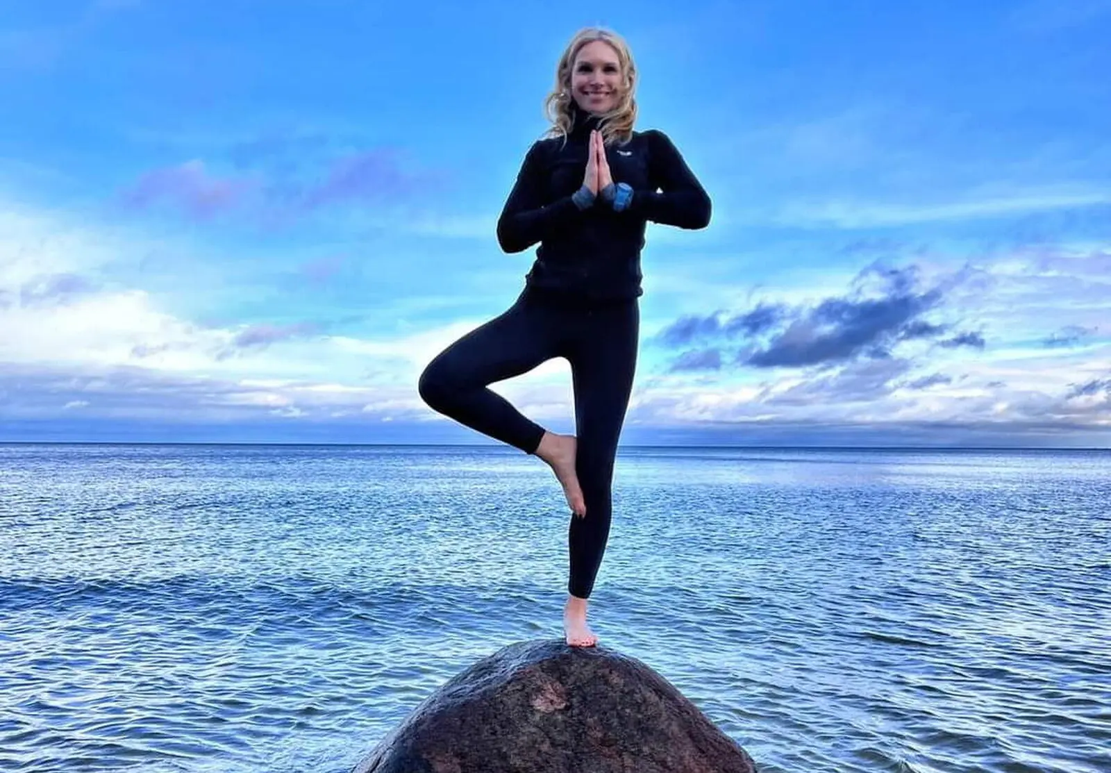 Yoga-Übungen begleitet von Meeresrauschen
