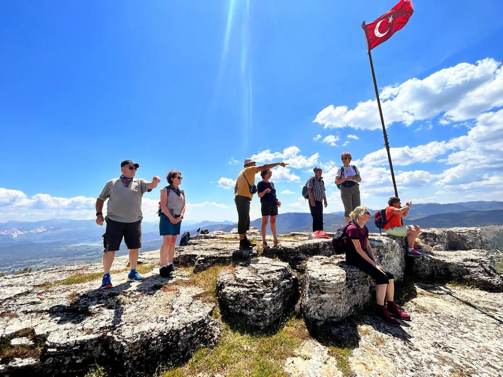 Auf dem Bergsporn hoch oberhalb des Karacaören-See mit Blick über die Taurus-Region. (Foto April 2023)