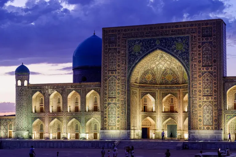 Willkommen am Registanplatz in Samarkand - Startpunkt Ihrer Reise 