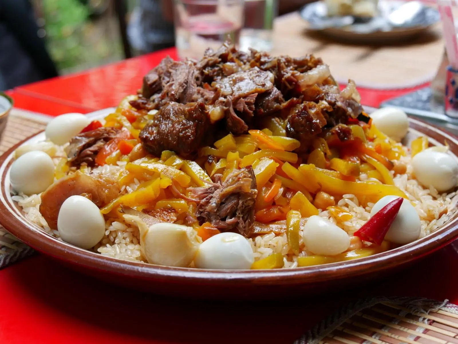Gemeinsam kochen Sie im Nurataugebirge das Nationalgericht Plov