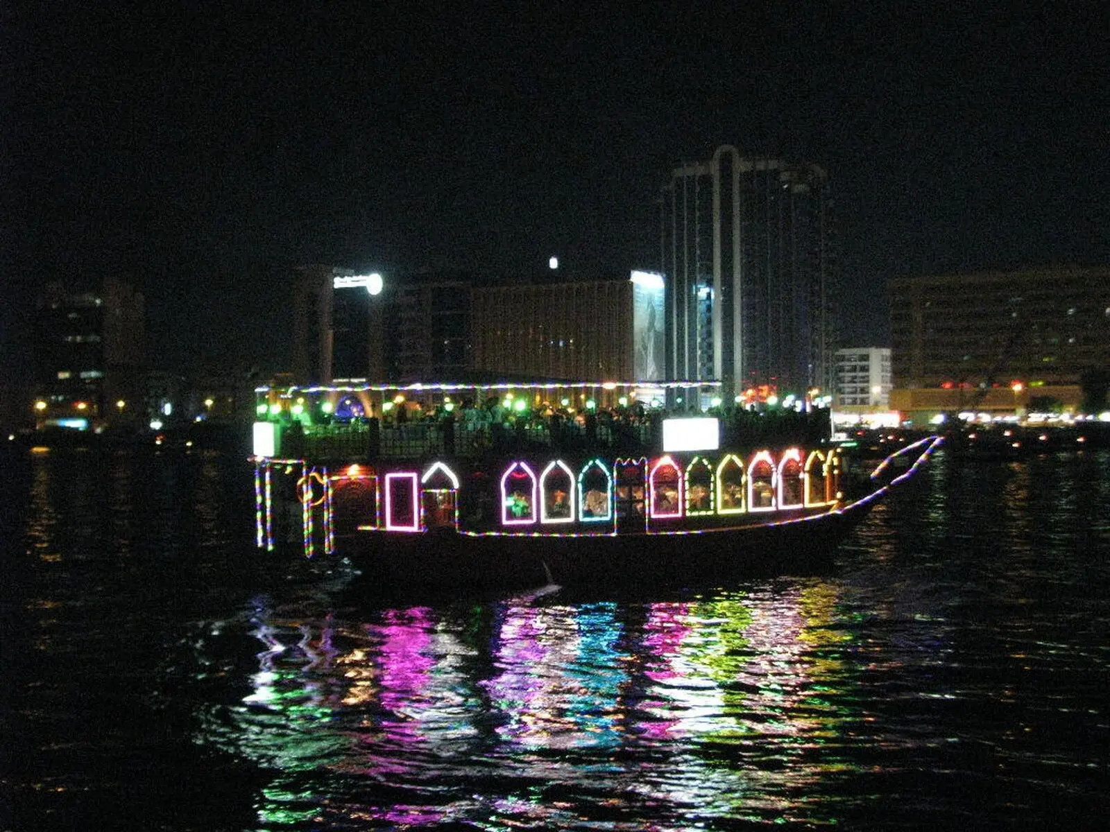 Mit dem Boot durch Dubais Abend - Creek Vibes und Citylights